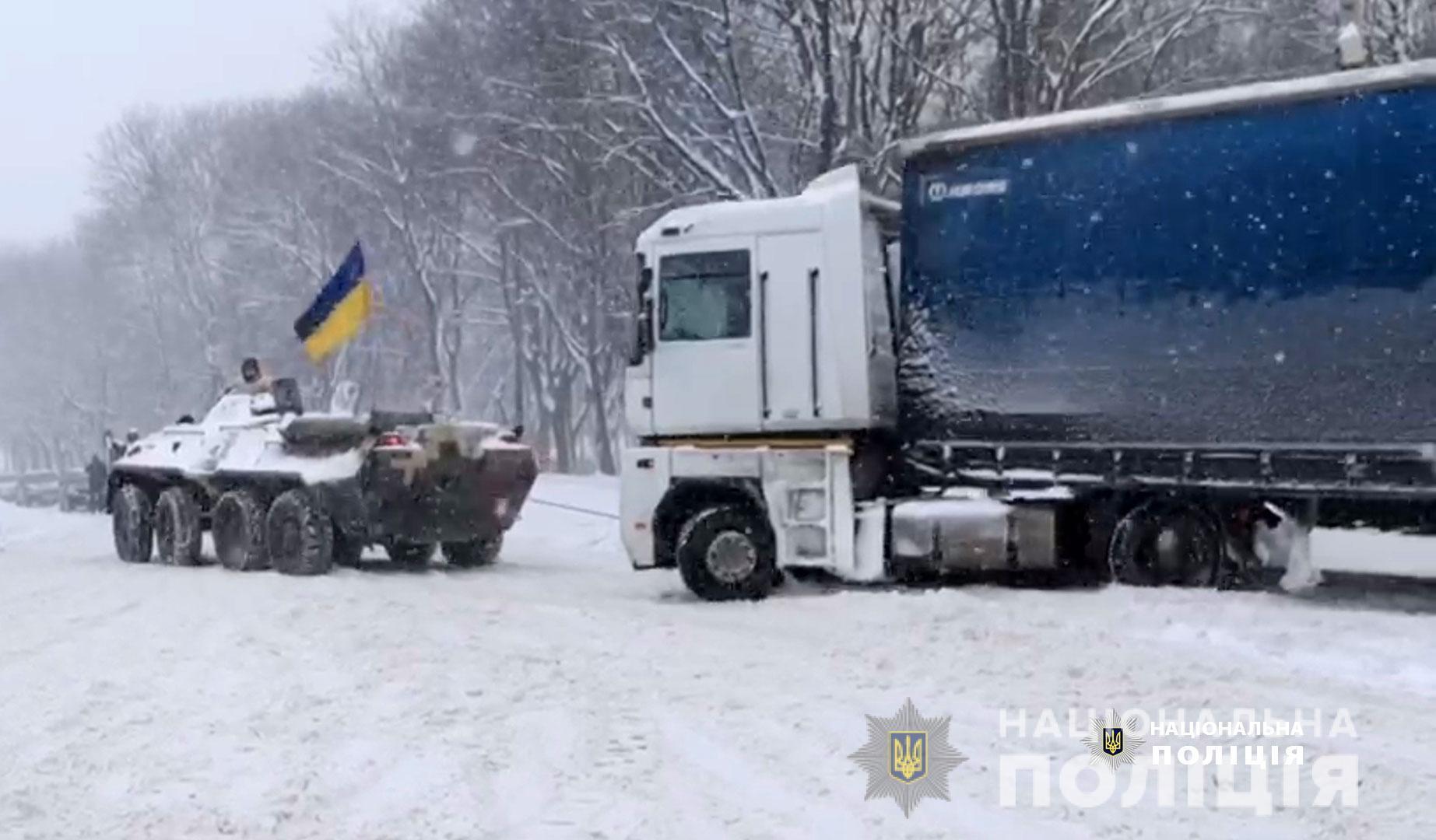 На Рівненщині для допомоги водіям долати наслідки негоди поліцейські залучили бронетранспортер