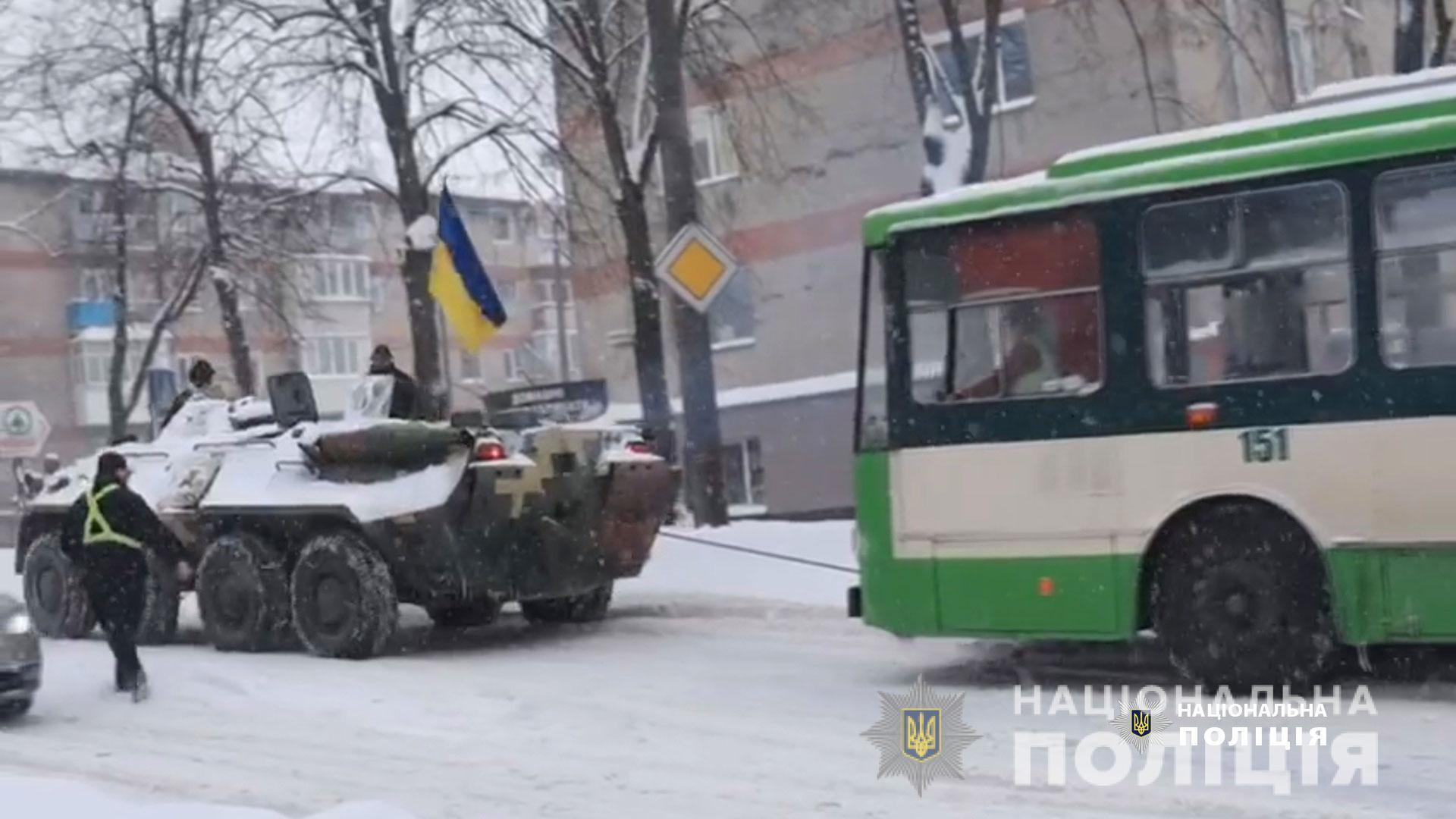 На Рівненщині для допомоги водіям долати наслідки негоди поліцейські залучили бронетранспортер