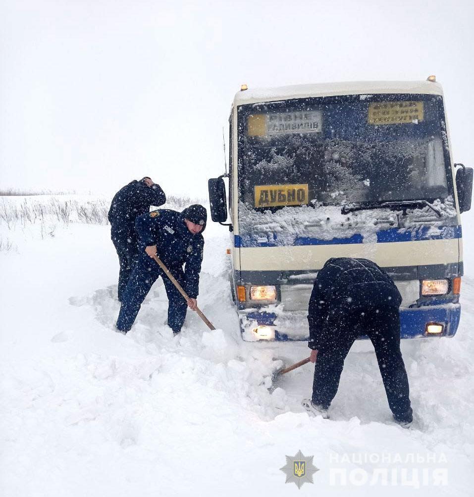 На Рівненщині для допомоги водіям долати наслідки негоди поліцейські залучили бронетранспортер