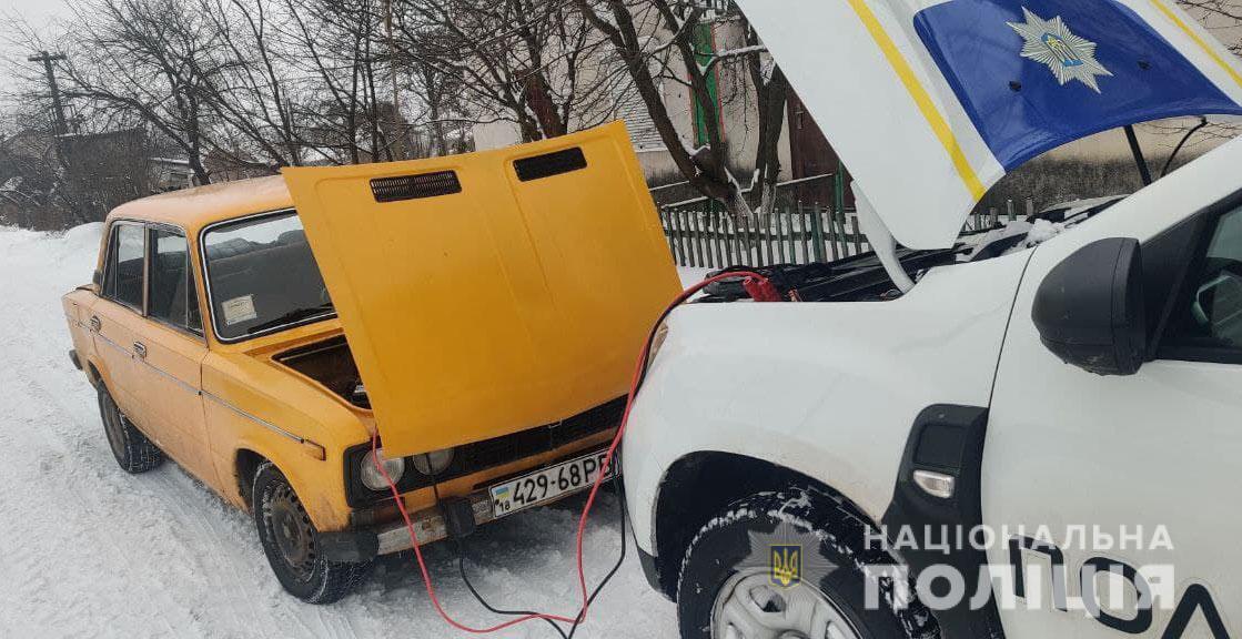 На Рівненщині для допомоги водіям долати наслідки негоди поліцейські залучили бронетранспортер