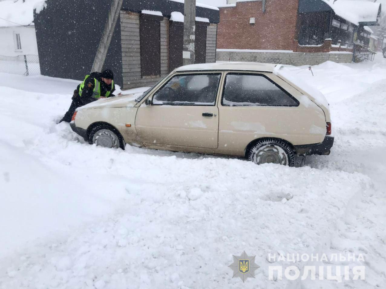 На Рівненщині для допомоги водіям долати наслідки негоди поліцейські залучили бронетранспортер