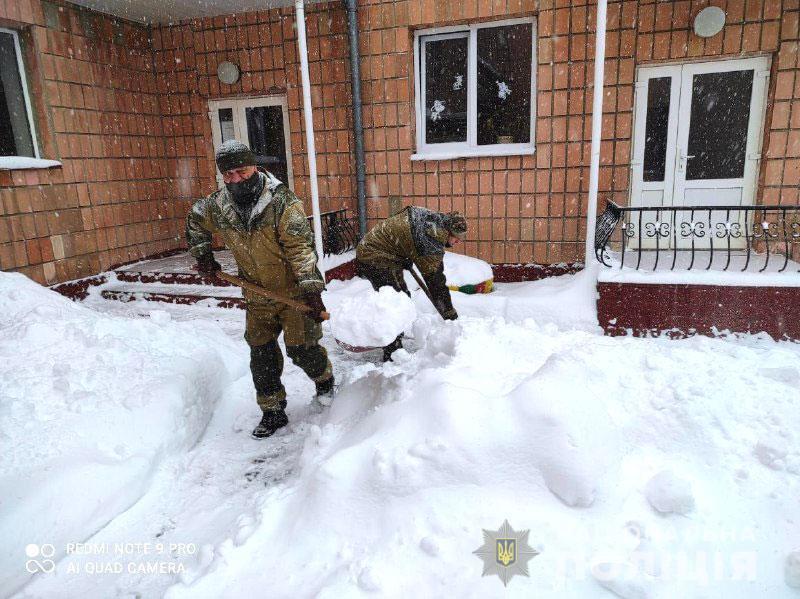 На Рівненщині для допомоги водіям долати наслідки негоди поліцейські залучили бронетранспортер