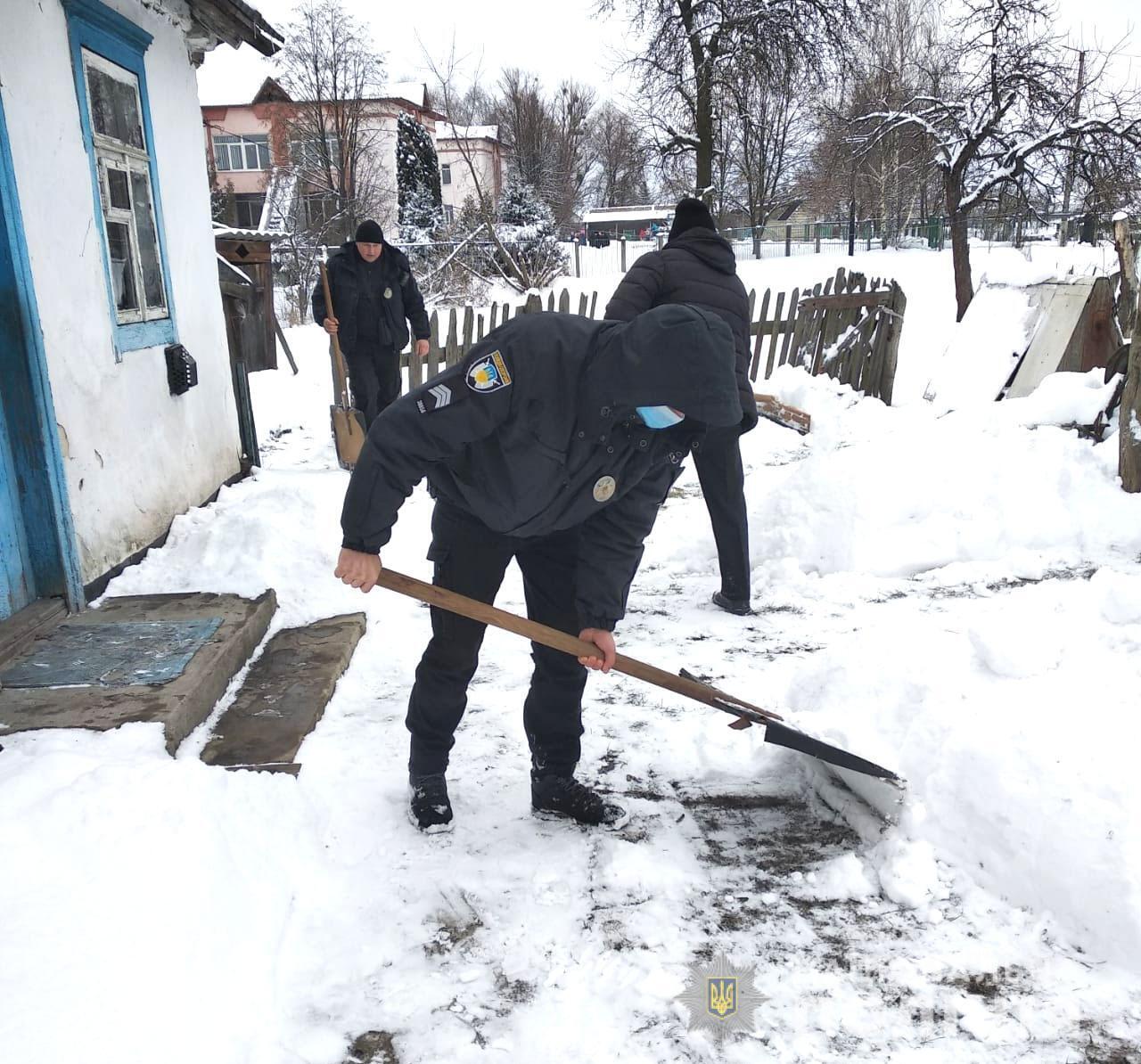 На Рівненщині для допомоги водіям долати наслідки негоди поліцейські залучили бронетранспортер