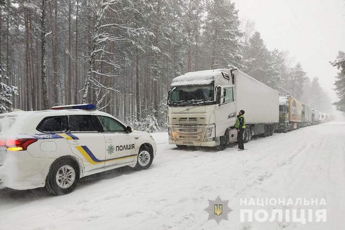 Поліція Чернігівщини надає допомогу водіям вантажівок, які перебувають в пункті пропуску ''Сеньківка''