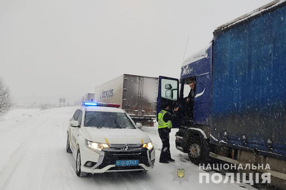 Поліція Чернігівщини надає допомогу водіям вантажівок, які перебувають в пункті пропуску ''Сеньківка''
