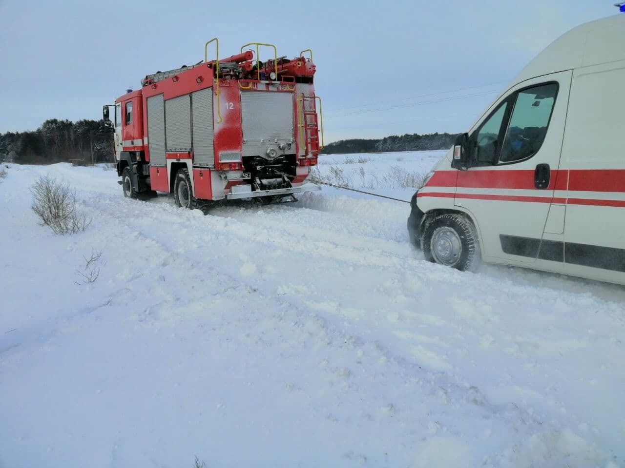Волинська область: за вихідні зі снігових заметів рятувальники вивільнили 29 автомобілів