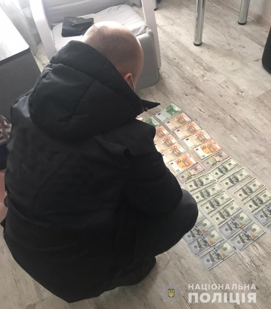 Кіберполіція викрила жителя Кропивницького у заволодінні грошима з банківських карт громадян на майже 100 тисяч гривень