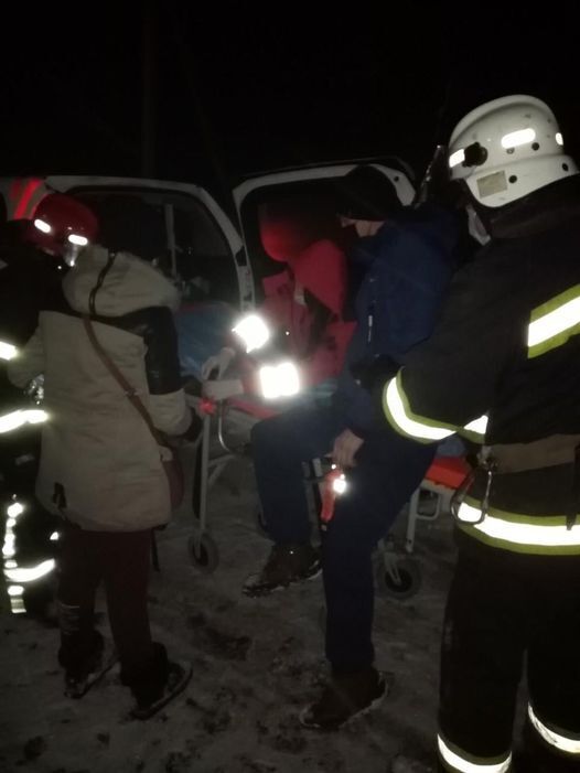 Івано-Франківська область: Рятувальники надають допомогу людям, котрі потрапили у снігові замети