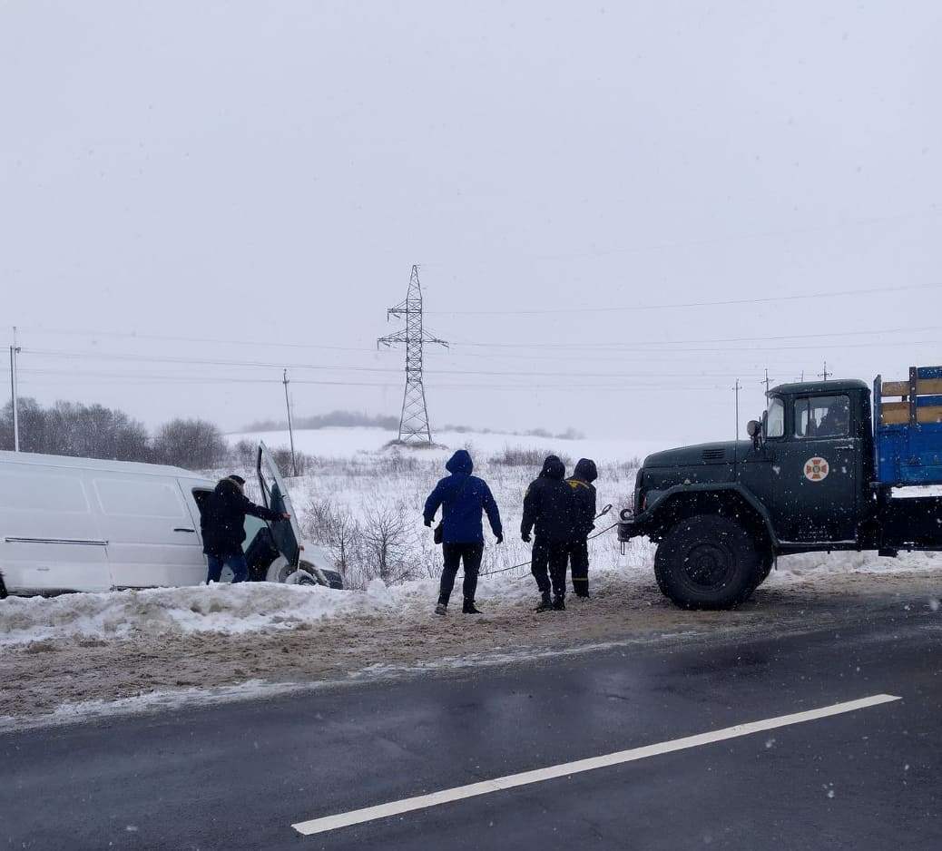 Львівська область: із снігового полону рятувальники звільнили 9 автомобілів, у яких перебувало 26 осіб, з них 4 дитини