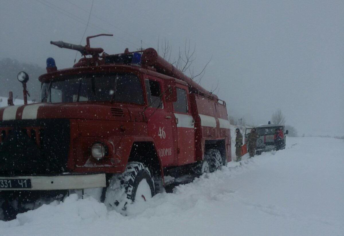 Львівська область: із снігового полону рятувальники звільнили 9 автомобілів, у яких перебувало 26 осіб, з них 4 дитини