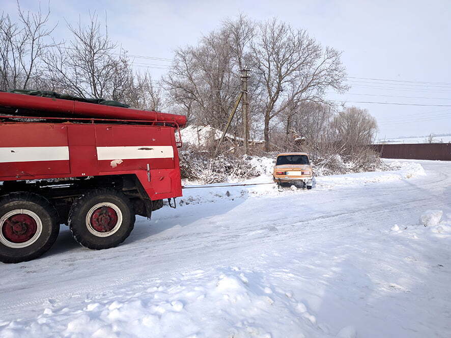 Полтавська область: рятувальники продовжують надавати допомогу водіям на автошляхах області
