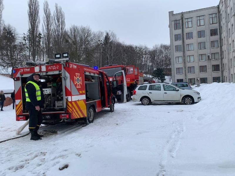 Рівненська область: рятувальники ліквідували загоряння в шестиповерховій адміністративній будівлі