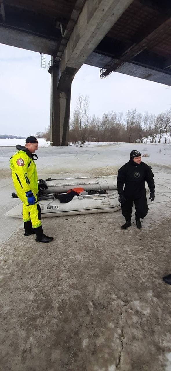 м. Київ: столичні рятувальники дістали із Дніпра тіло потопельника