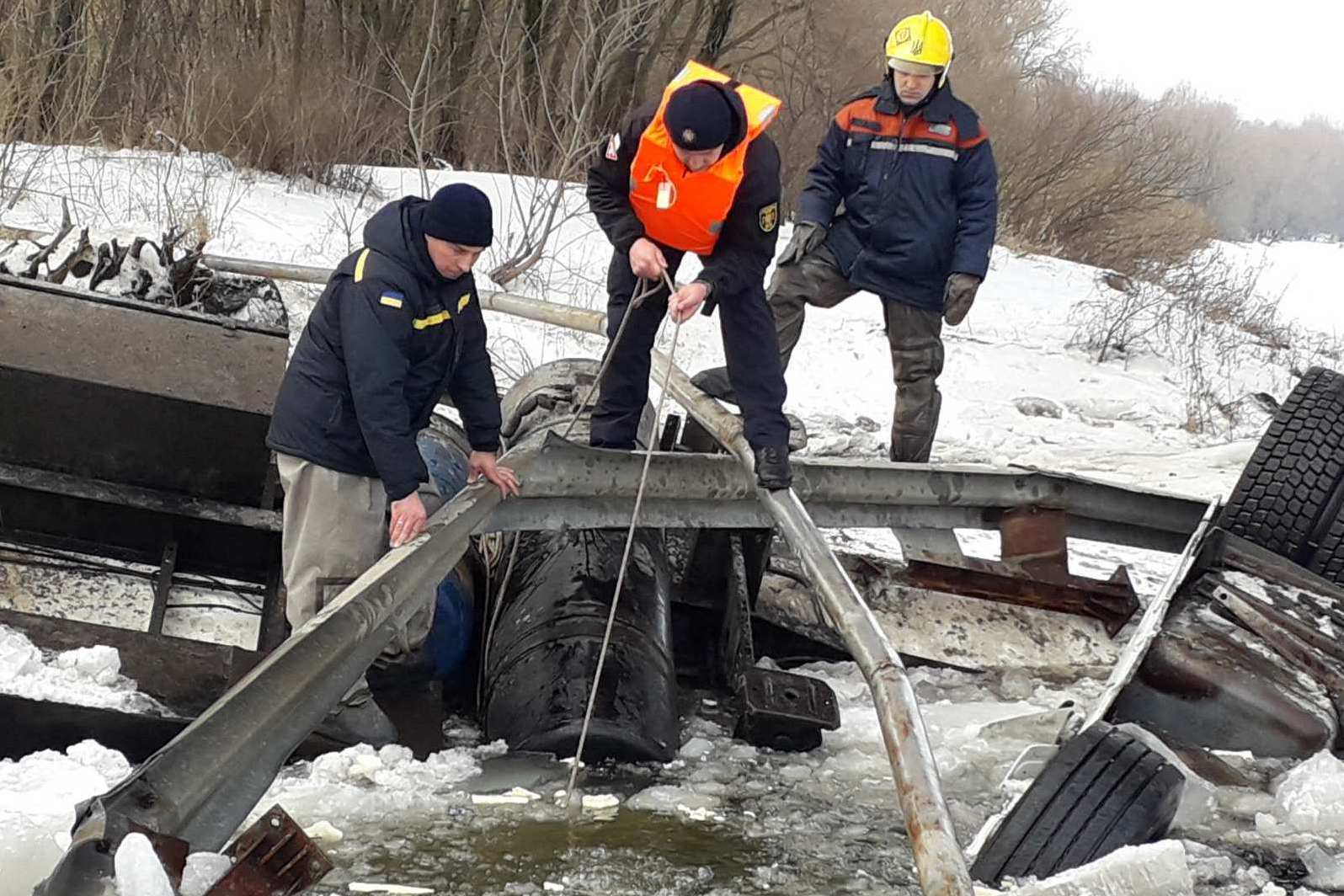 Чернігівська область: рятувальники проводять пошуки тіла загиблого водія та роботи з вилучення вантажного автомобіля, що упав з мосту у річку Десна