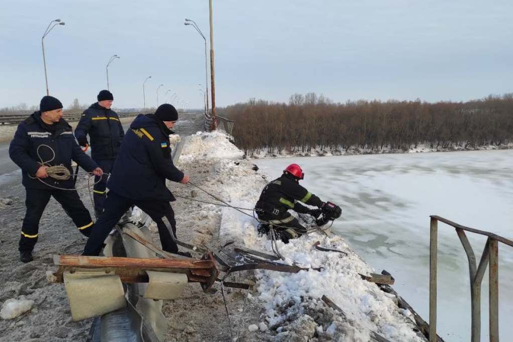 Чернігівська область: рятувальники проводять пошуки тіла загиблого водія та роботи з вилучення вантажного автомобіля, що упав з мосту у річку Десна