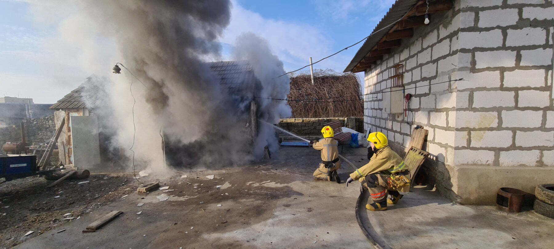 На Херсонщині рятувальники ліквідували пожежу літньої кухні у приватному домогосподарстві