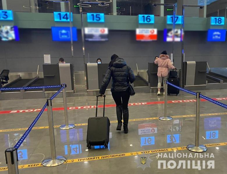 У Києві правоохоронці викрили злочинну діяльність жінки, яка організувала міжнародний канал торгівлі людьми