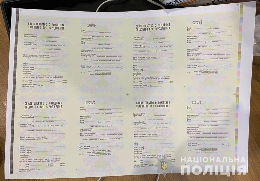 На Буковині поліція припинила діяльність злочинної групи, яка підробляла документи громадян України та Євросоюзу