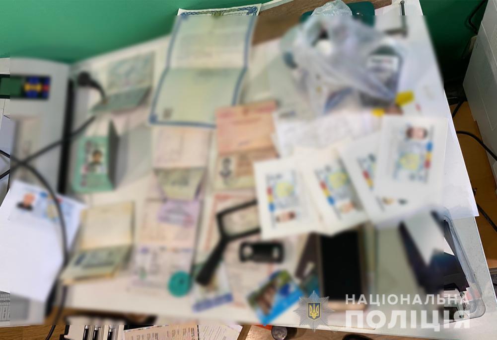 На Буковині поліція припинила діяльність злочинної групи, яка підробляла документи громадян України та Євросоюзу