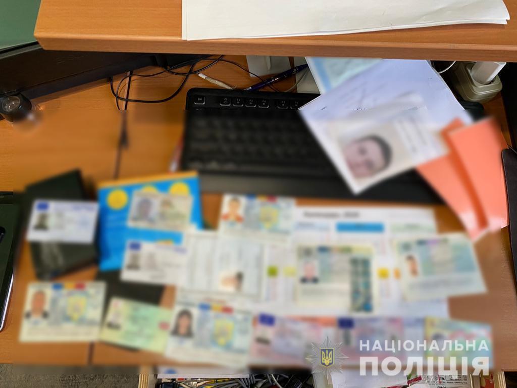 На Буковині поліція припинила діяльність злочинної групи, яка підробляла документи громадян України та Євросоюзу