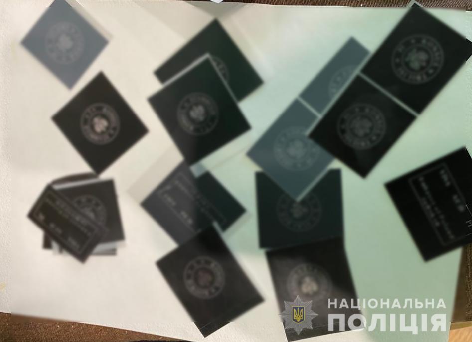 На Буковині поліція припинила діяльність злочинної групи, яка підробляла документи громадян України та Євросоюзу