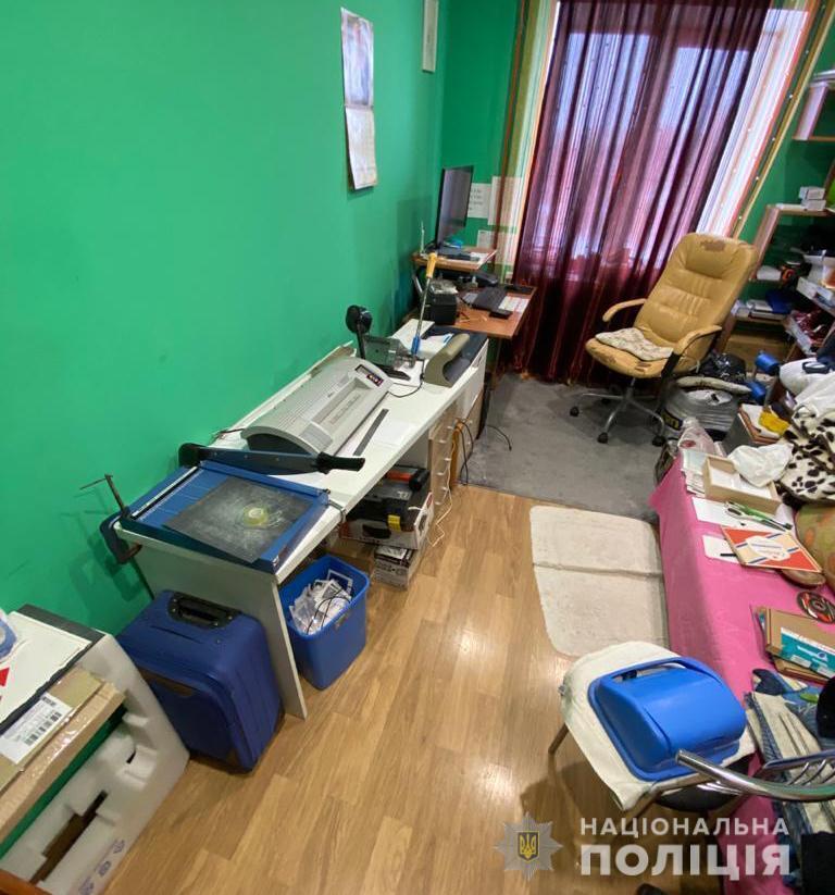 На Буковині поліція припинила діяльність злочинної групи, яка підробляла документи громадян України та Євросоюзу