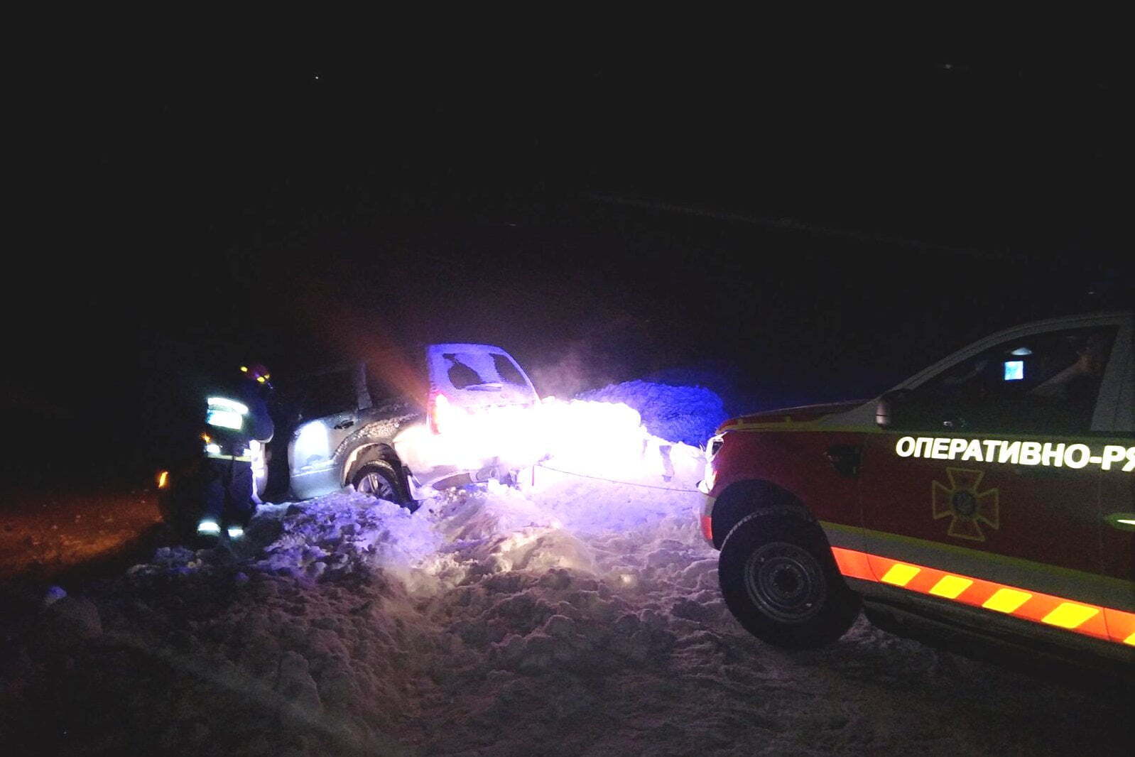 Чернігівська область: рятувальники допомагають водіям транспортних засобів, які потрапили на автошляхах у складні погодні умови