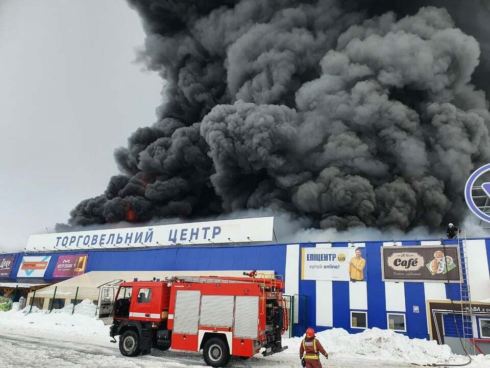 Миколаївська область: рятувальники ліквідовують пожежу одноповерховій будівлі