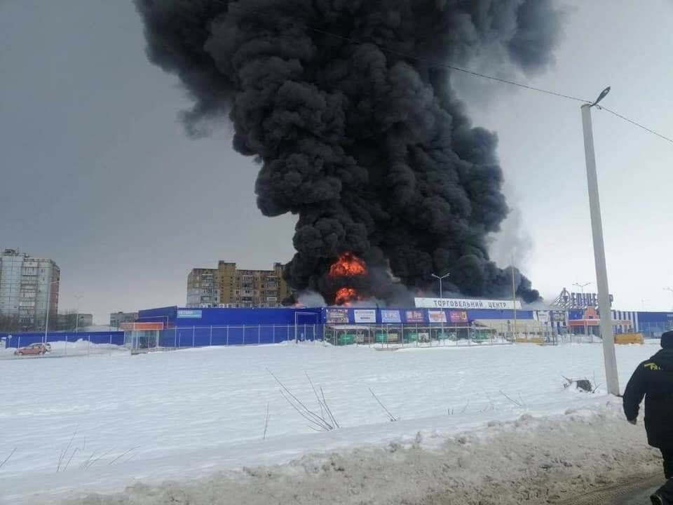 Миколаївська область: рятувальники ліквідовують пожежу одноповерховій будівлі