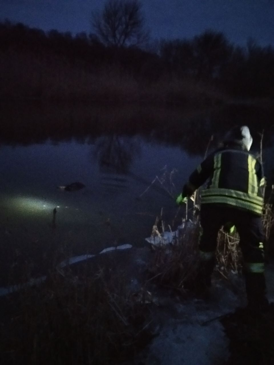 На Донеччині рятувальники вилучили з води тіло потонуло чоловіка