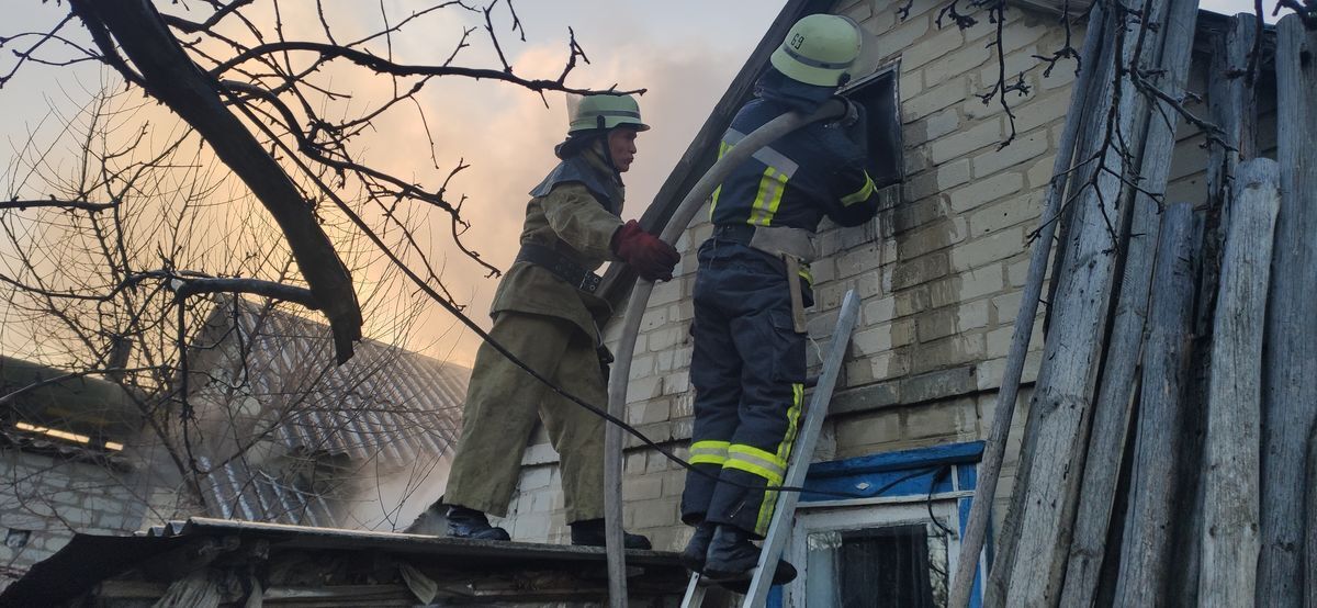Донеччина: вогнеборці запобігли поширенню полум’я на житловий будинок та 2 господарчі споруди