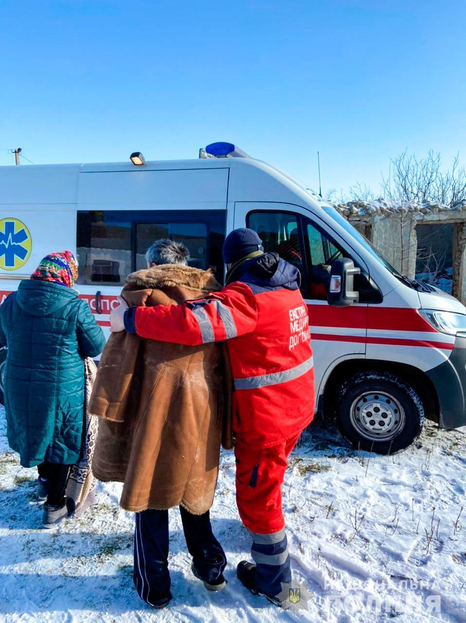 На Миколаївщині дільничний врятував киянина, який провалився в колодязь і понад п’ять годин кликав по допомогу