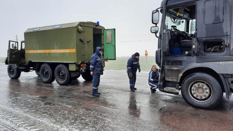 Херсонщина: рятувальники на складних ділянках автошляхів надають допомогу водіям транспортних засобів