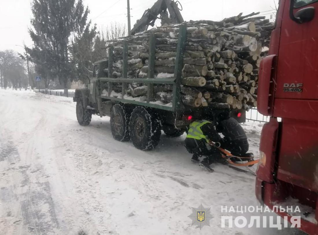 Поліцейські Житомирщини допомагають водіям у складних погодних умовах