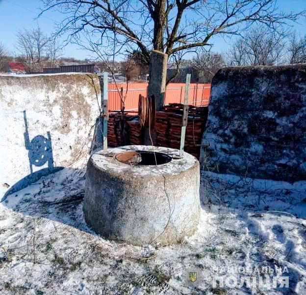 На Миколаївщині дільничний врятував киянина, який провалився в колодязь і понад п’ять годин кликав по допомогу