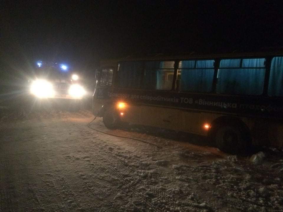 Вінницька область: рятувальники витягли автобус зі снігового замету