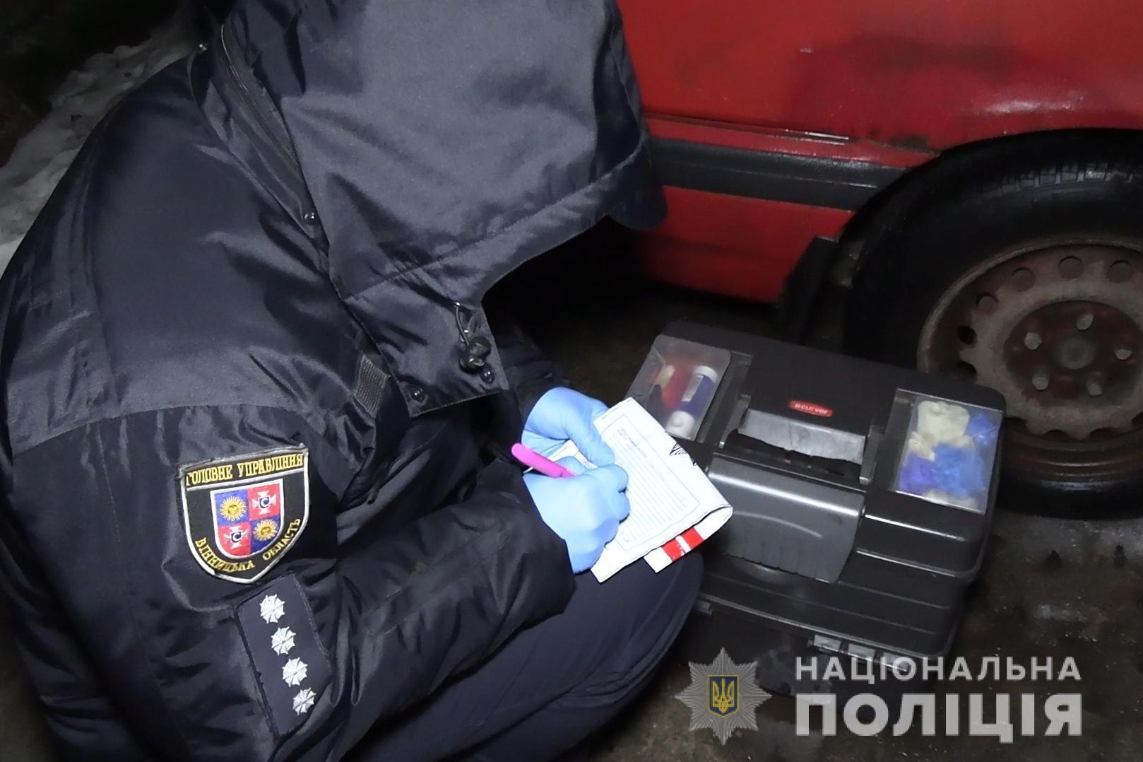 Поліція затримала групу озброєних молодиків, які пограбували вінничанина та вимагали у нього 20 тисяч гривень