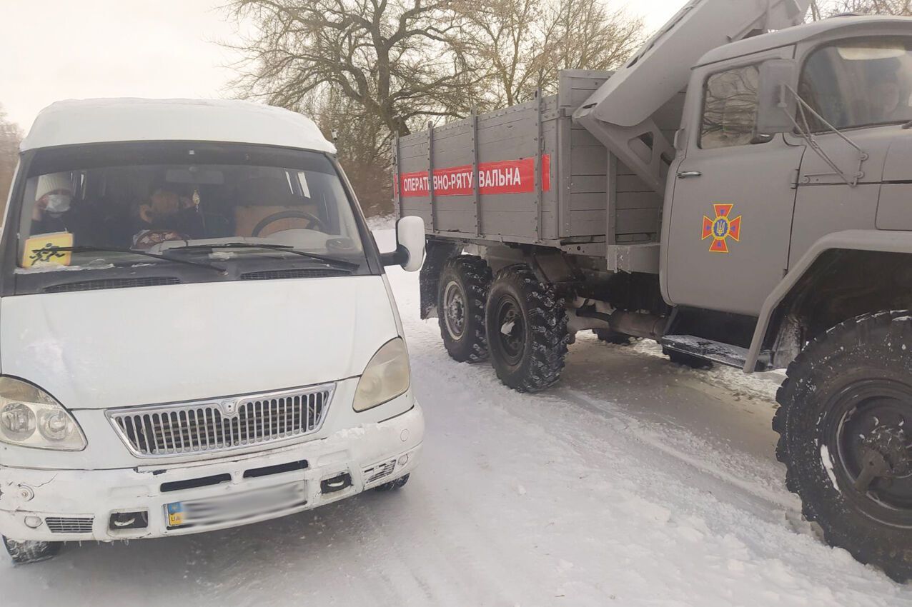 Хмельницька область: рятувальники визволили зі снігового полону автобус, у якому перебували 22 людини, 15 з яких — діти