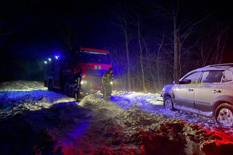 Упродовж минулої доби рятувальники Хмельниччини звільнили зі снігових заметів 77 автомобілів, в яких перебувало 233 людини