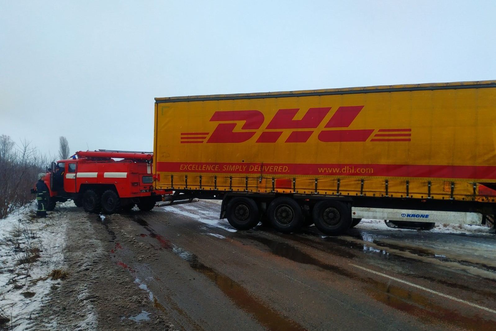 Чернігівська область: надзвичайники вивільнили 2 вантажівки, що потрапили у складні ділянки доріг