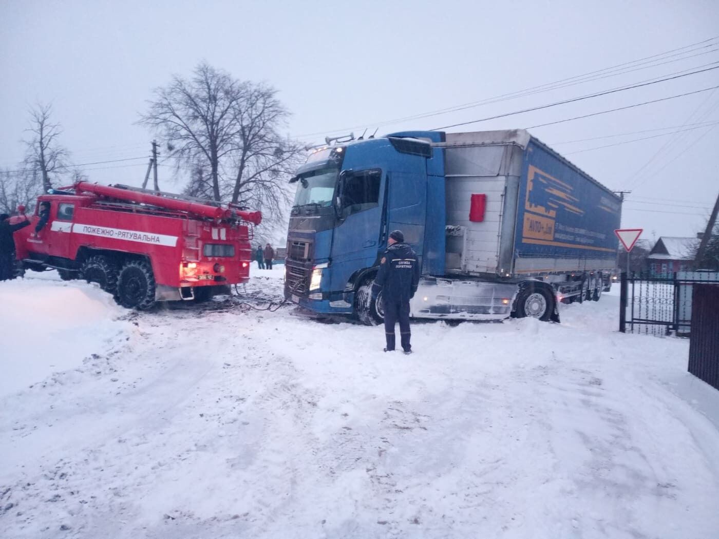 Волинська область: минулої доби рятувальники витягнули із заметів 16 автівок, надали допомогу 19 громадянам