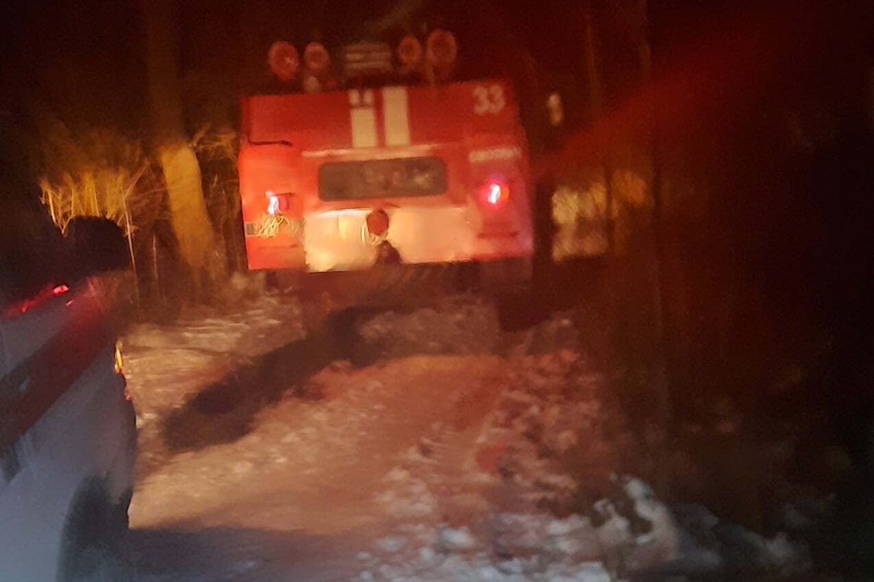 На Хмельниччині рятувальники витягнули зі снігу автомобіль «швидкої», у якій перебував хворий чоловік