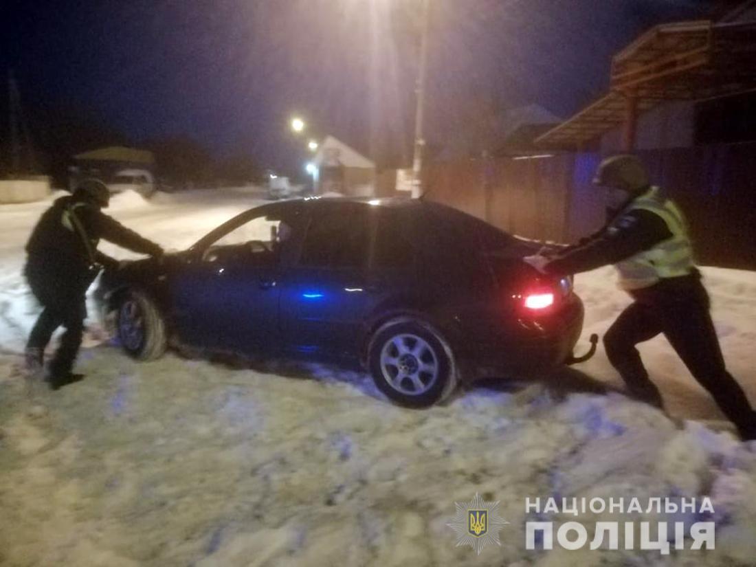 Поліцейські Житомирщини допомагають водіям у складних погодних умовах