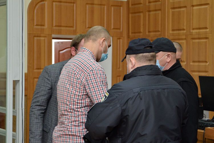 Чоловіка, який стріляв по дітях в Тернополі, взяли під варту одразу у залі суду