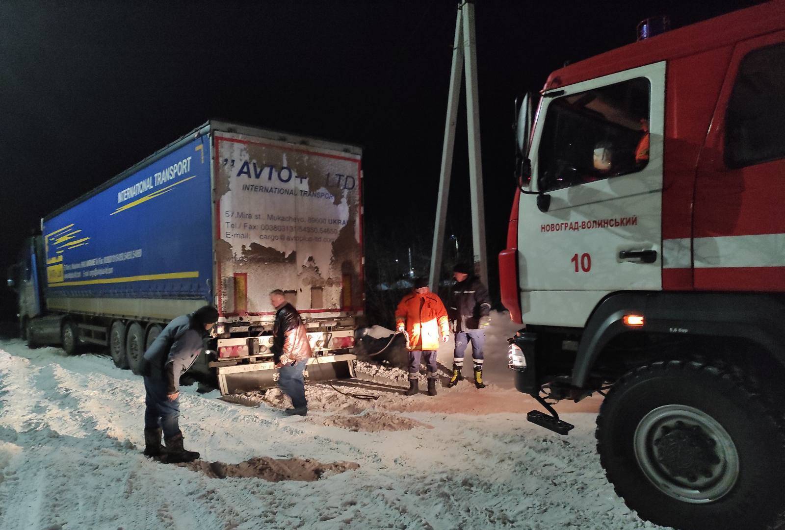 Житомирська область: рятувальники вивільнили із снігового полону вантажівку, що перекрила рух транспорту в районному центрі