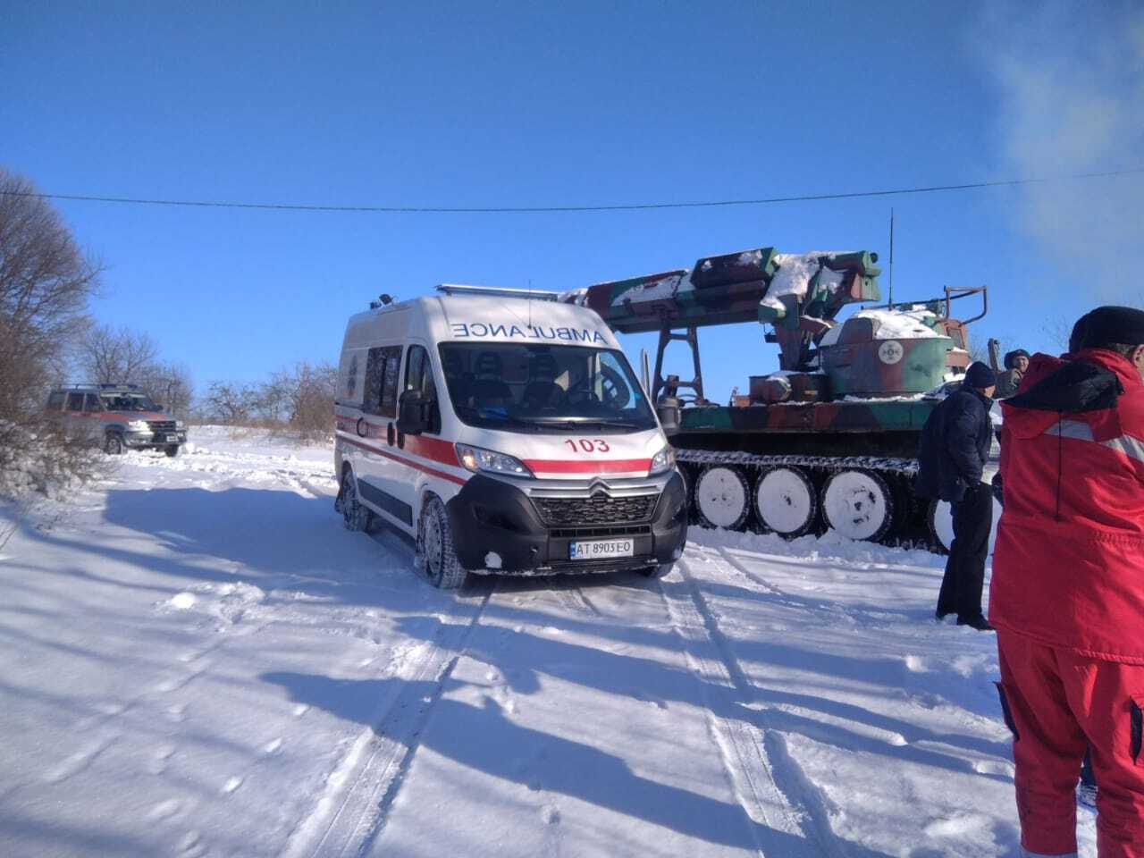 Івано-Франківська область: завдяки рятувальникам автомобіль швидкої допомоги прибув до хворого вчасно
