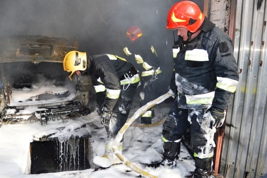 м. Чернігів: внаслідок вибуху та пожежі в приватному гаражі постраждало двоє чоловіків