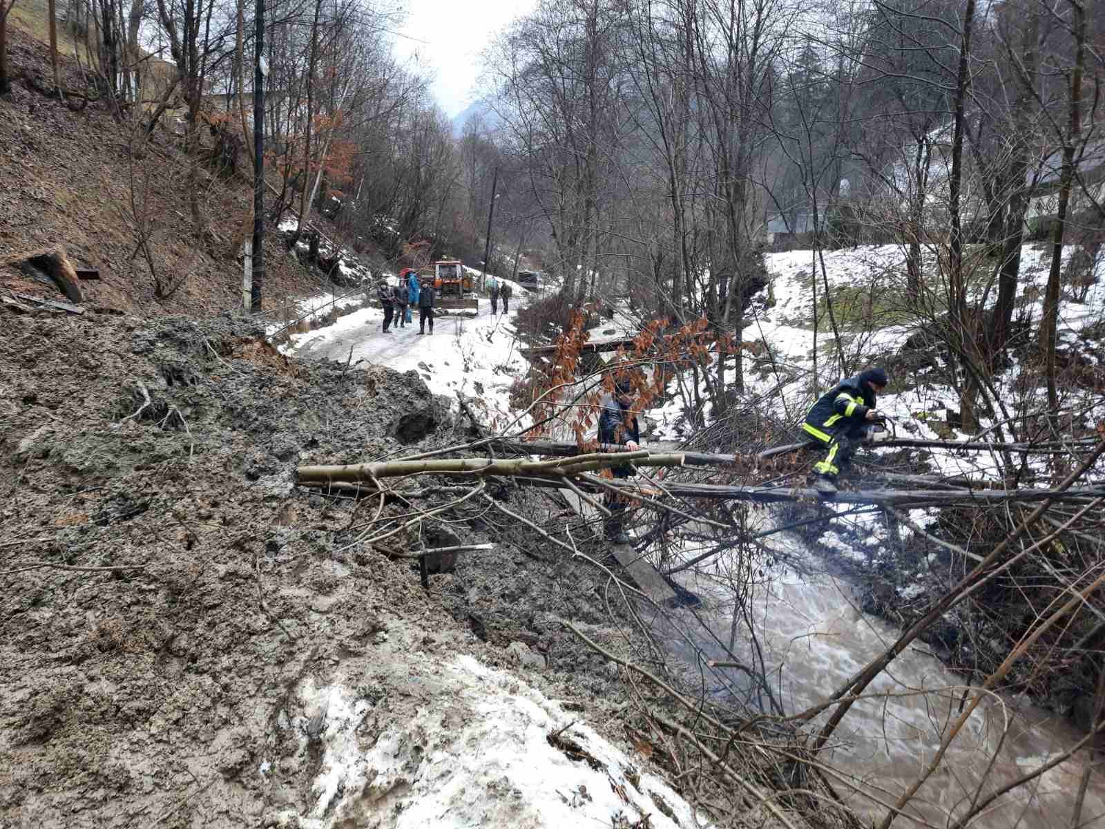 На Закарпатті рятувальники ліквідовують наслідки несприятливих погодних умов