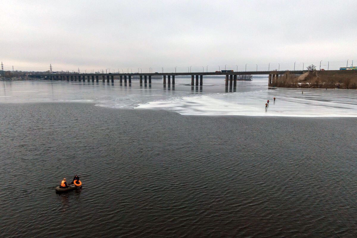 м. Дніпро: надзвичайники врятували 6 рибалок, які відкололись на крижині