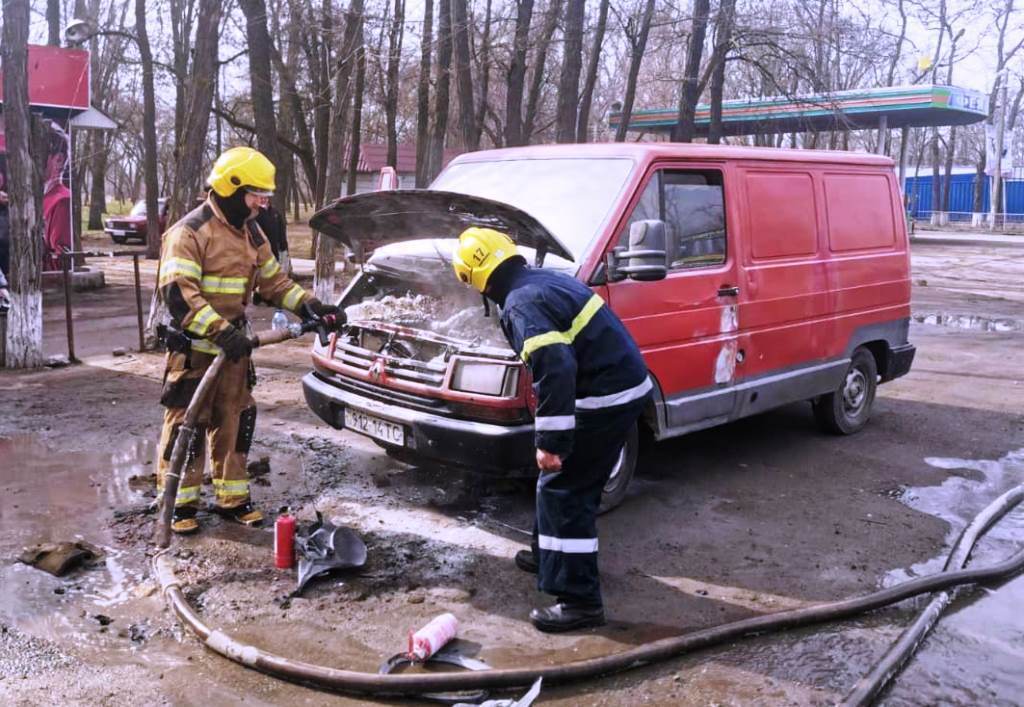 Рятувальники Херсонщини двічі виїжджали на ліквідацію пожеж автомобілів